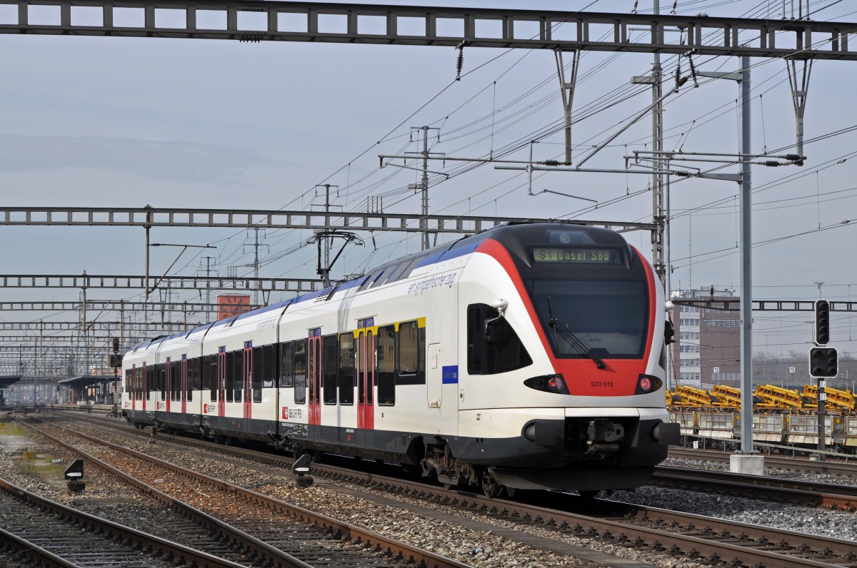 RABe 523 012 auf der S1 fährt zum Bahnhof Muttenz. Die Aufnahme stammt vom 13.02.2015.