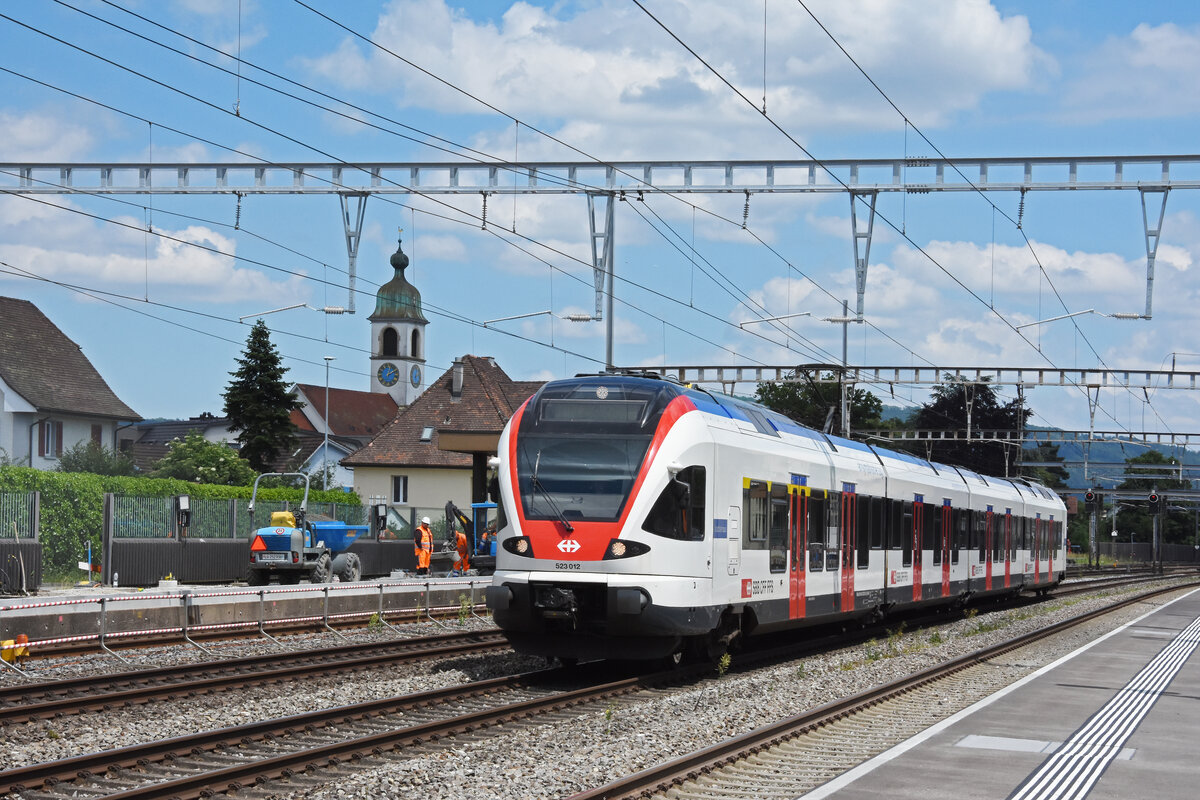 RABe 523 012, auf der S26, durchfährt am 10.06.2024 den Bahnhof Rupperswil.