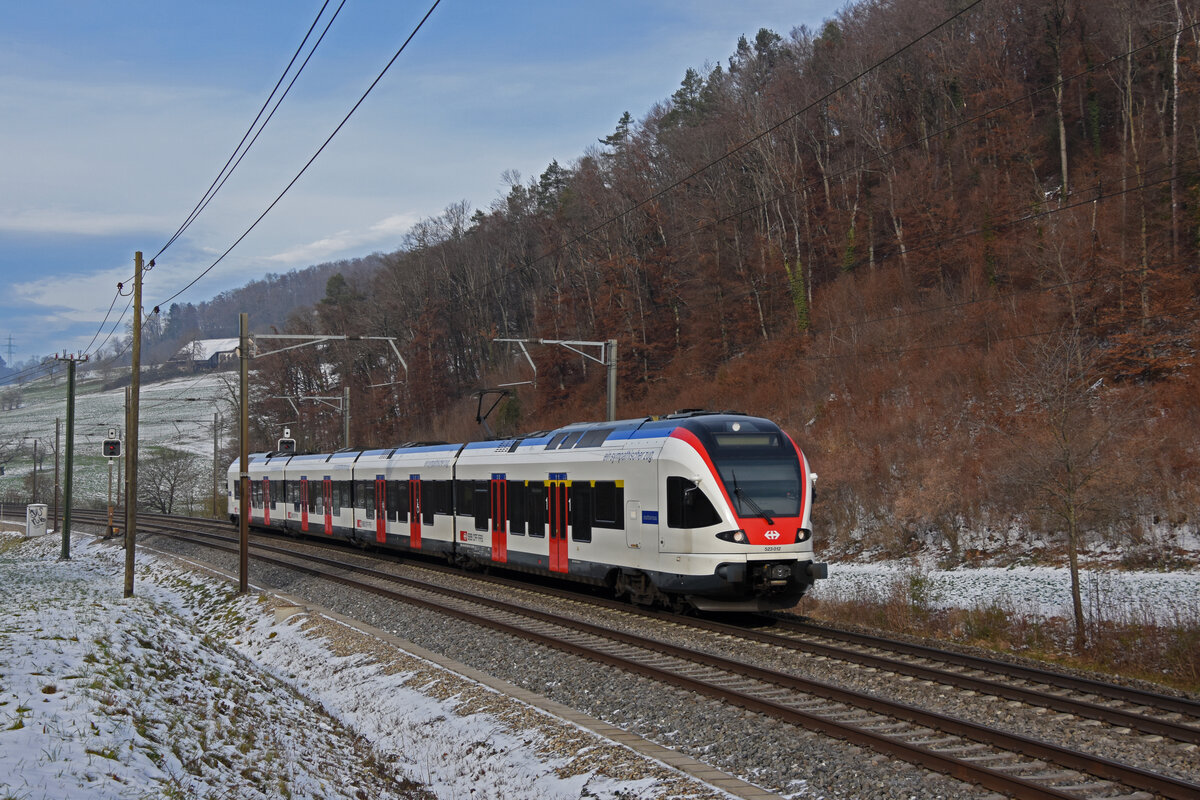 RABe 523 012, auf der S3, fährt am 19.12.2022 Richtung Bahnhof Tecknau.