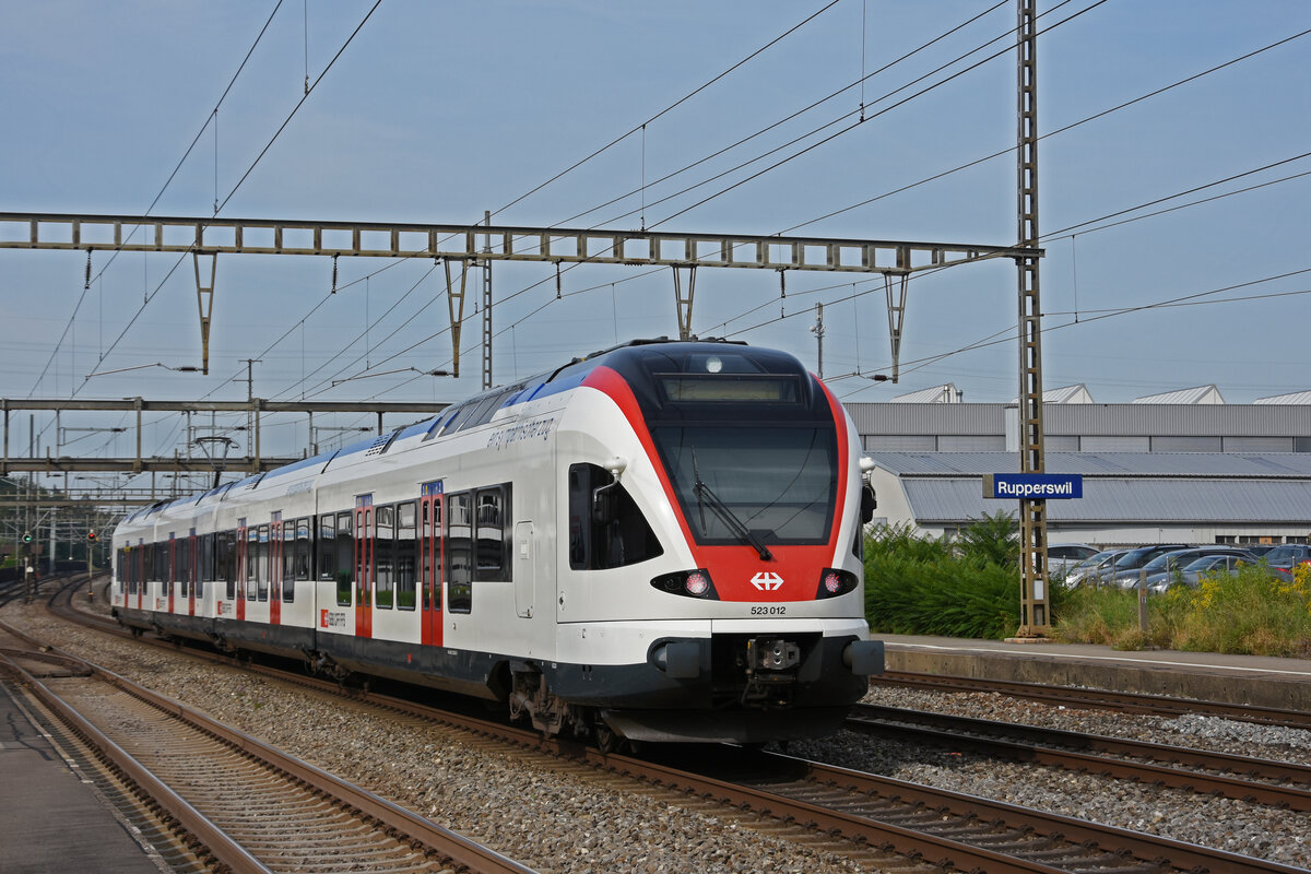 RABe 523 012 durchfährt den Bahnhof Rupperswil. Die Aufnahme stammt vom 07.09.2021.