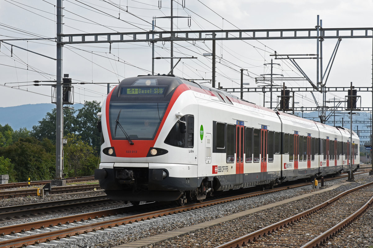 RABe 523 013, auf der S1, verlässt den Bahnhof Möhlin. Die Aufnahme stammt vom 06.09.2018.