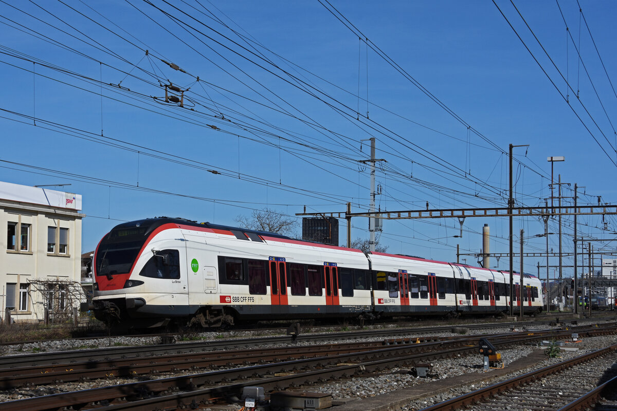 RABe 523 013, auf der S1, fährt zum Bahnhof Pratteln. Die Aufnahme stammt vom 29.03.2021.