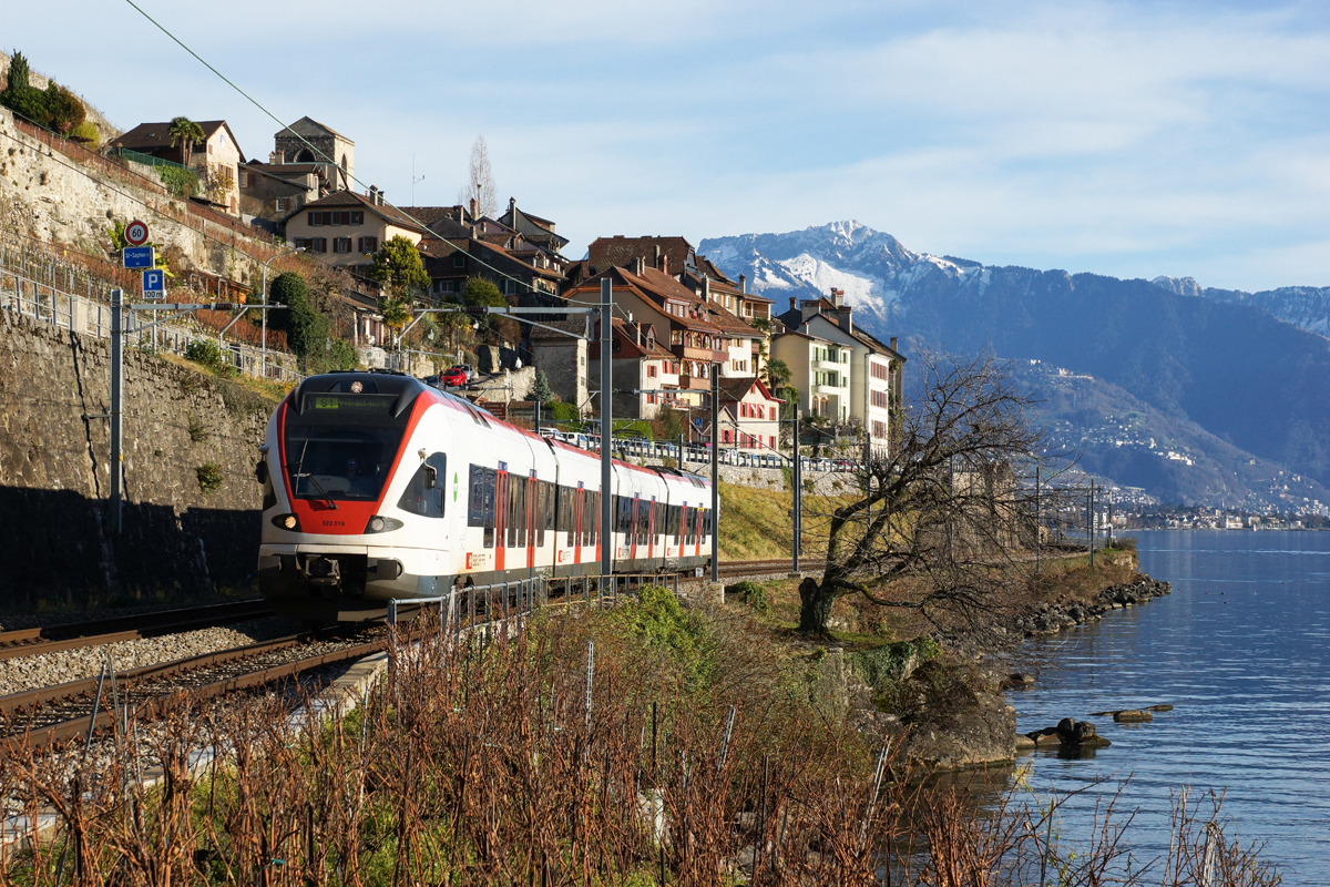 RABe 523 019 verlässt am 21.12.2014 St-Saphorin.