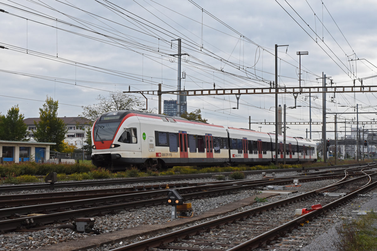 RABe 523 023, auf der S1, ist ein seltener Gast in Basel. Am 08.10.2020 fährt der Triebwagen beim Bahnhof Pratteln ein.