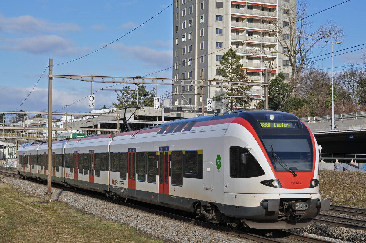 RABe 523 026, auf der S3, fährt Richtung Bahnhof SBB. Die Aufnahme stammt vom 12.02.2018.