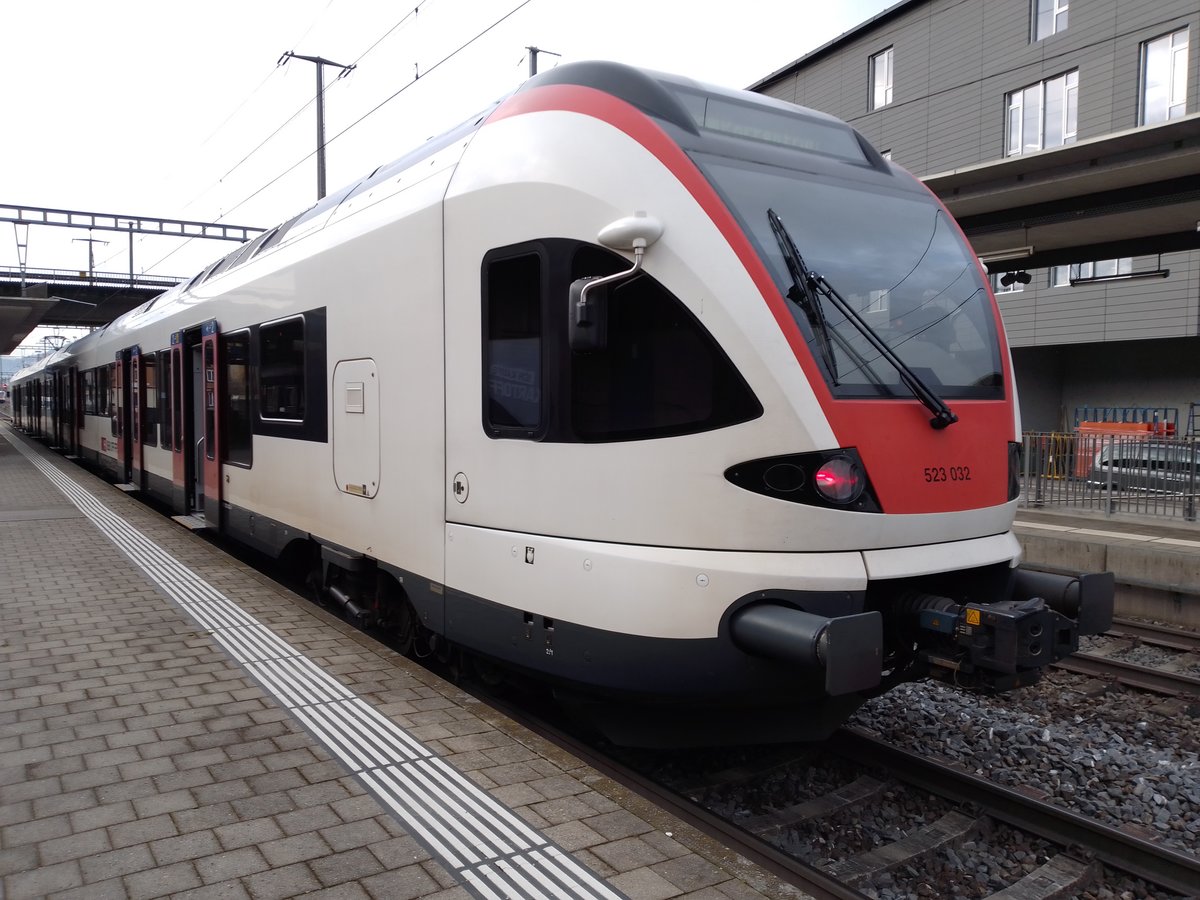 RABe 523 032 als S3 in Münchenstein am 5..2.21