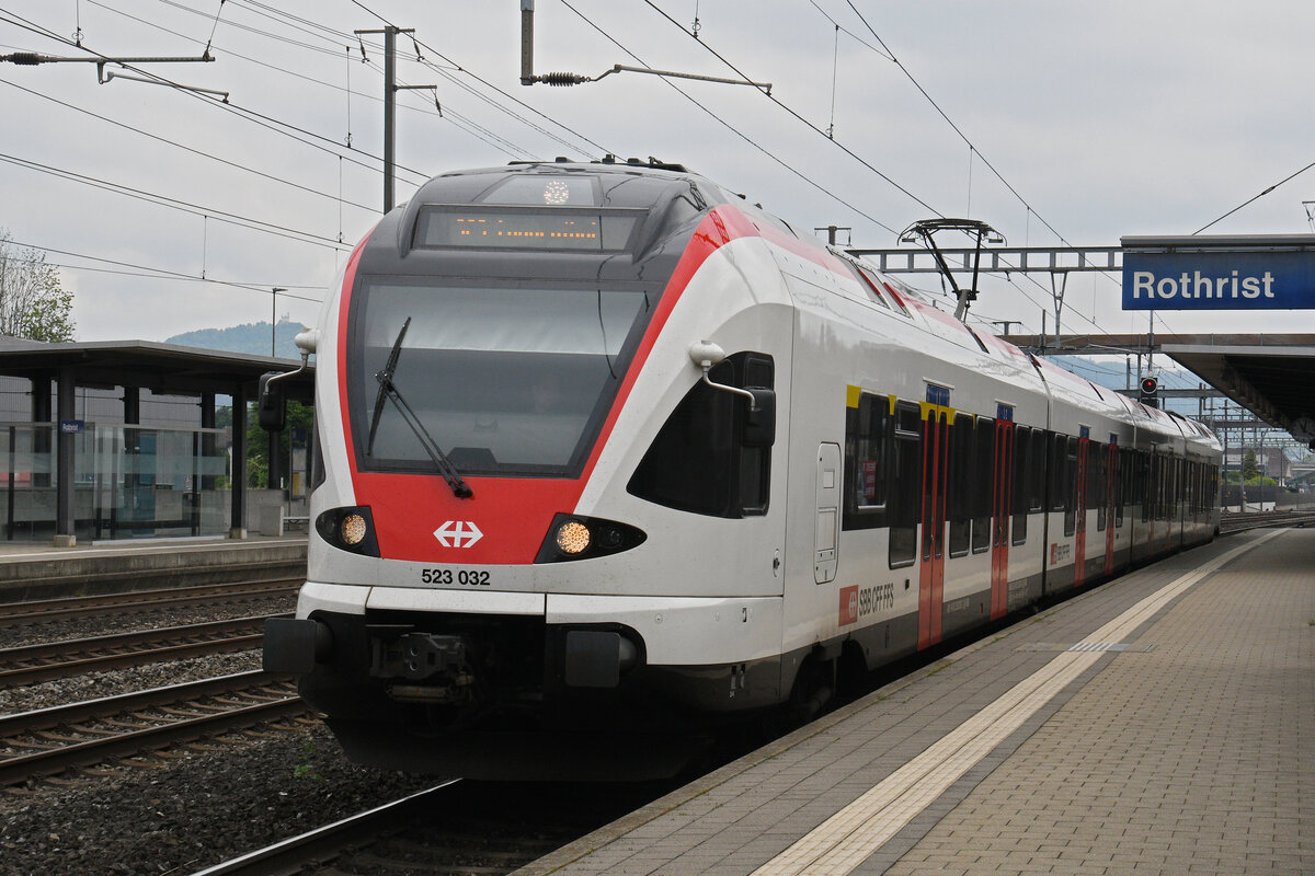 RABe 523 032, auf der S23, wartet am 09.05.2025 beim Bahnhof Rothrist.