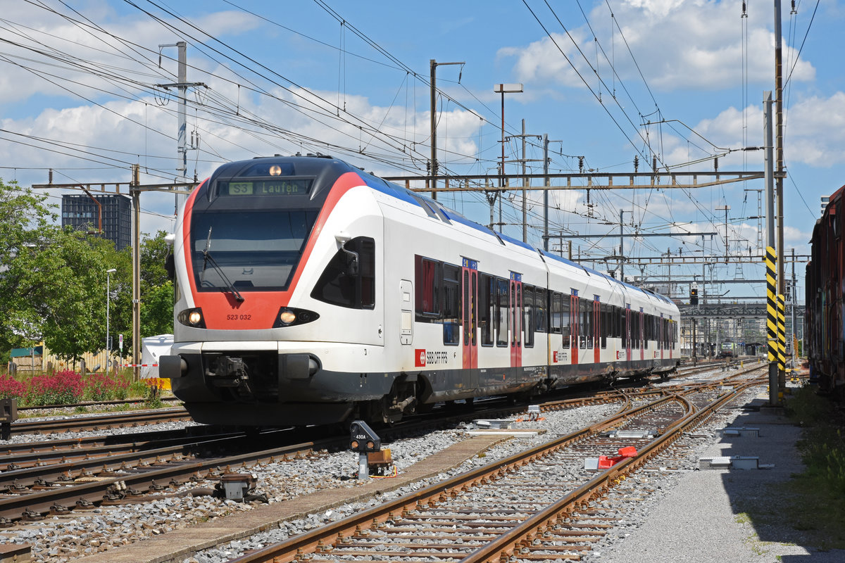 RABe 523 032, auf der S3, verlässt den Bahnhof Pratteln. Die Aufnahme stammt vom 31.05.2019.