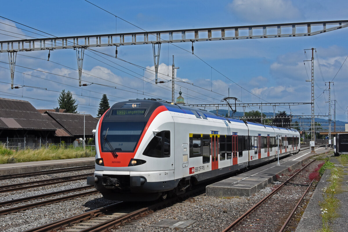 RABe 523 033, auf der S23, verlässt den Bahnhof Rupperswil. Die Aufnahme stammt vom 17.07.2021.