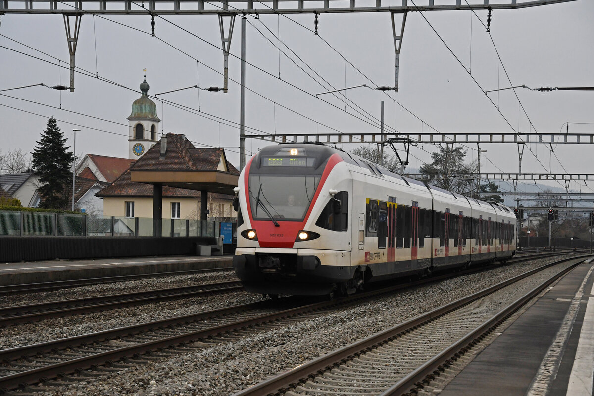 RABe 523 033, auf der S26, durchfährt am 26.01.2023 den Bahnhof Rupperswil.