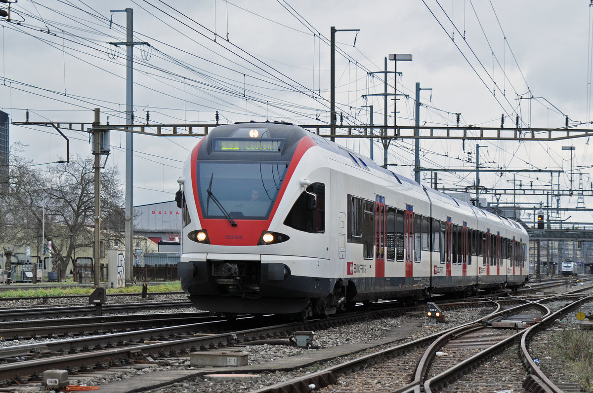 RABe 523 033, auf der S3, verlässt den Bahnhof Pratteln. Die Aufnahme stammt vom 28.12.2017.