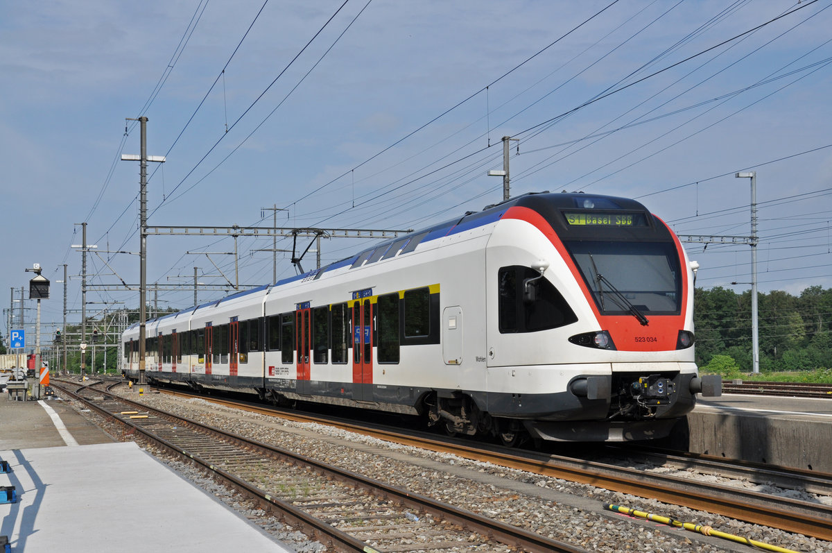 RABe 523 034, auf der S1, verlässt den Bahnhof Möhlin. Die Aufnahme stammt vom 09.06.2018.