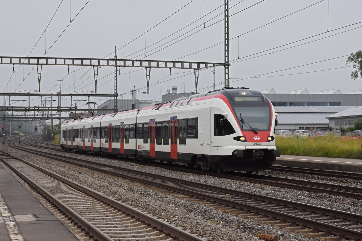 RABe 523 034, auf der S26, durchfährt den Bahnhof Rupperswil. Die Aufnahme stammt vom 10.06.2021.