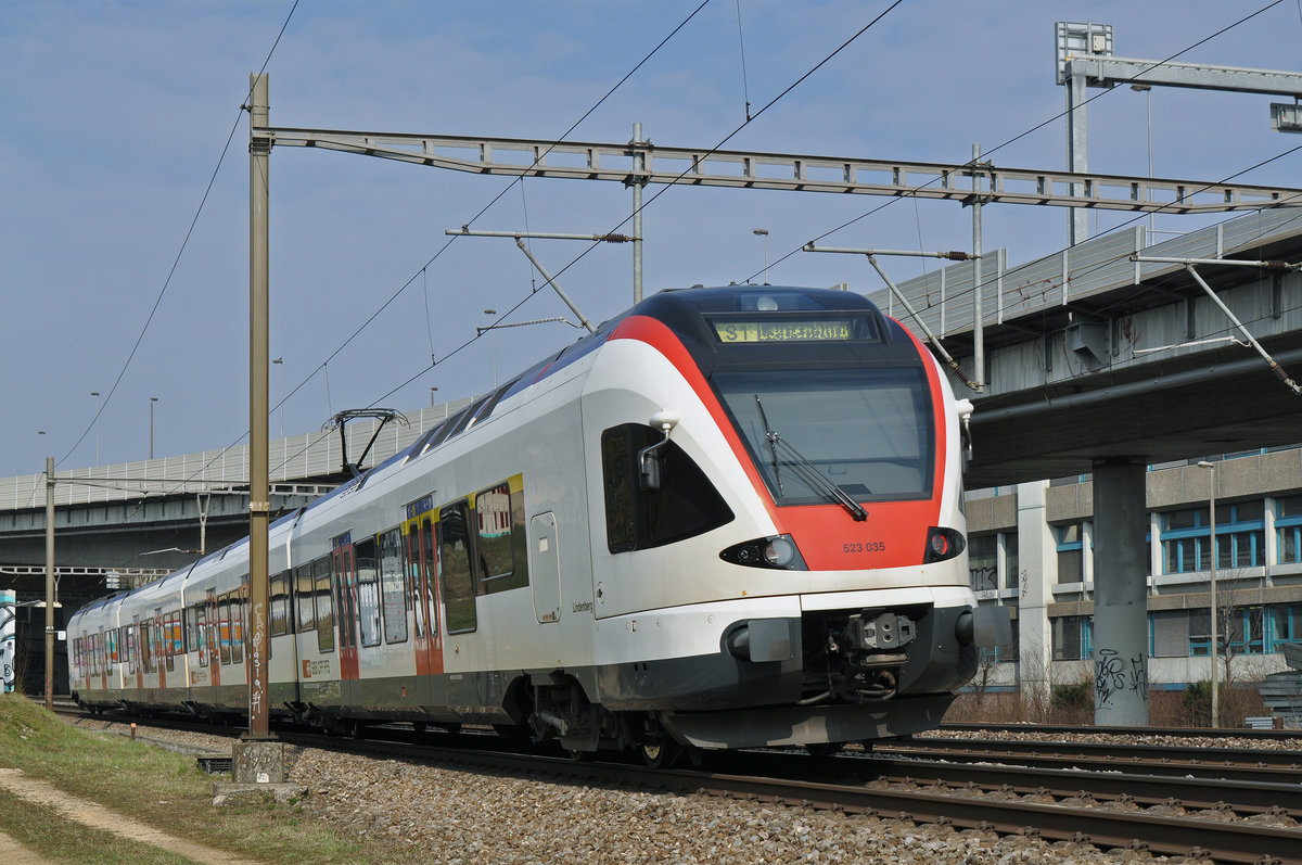 RABe 523 035, auf der S1, fährt Richtung Bahnhof SBB. Die Aufnahme stammt vom 26.03.2018.