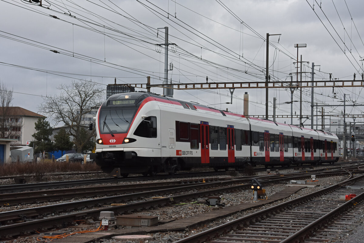 RABe 523 035, auf der S1, verlässt den Bahnhof Pratteln. Die Aufnahme stammt vom 21.02.2022.