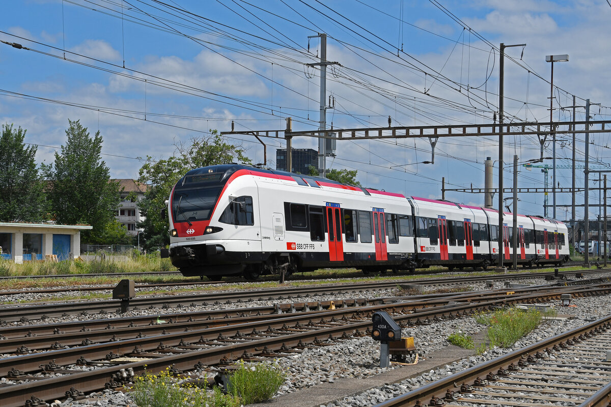 RABe 523 035, auf der S1, verlässt am 23.07.2024 den Bahnhof Pratteln.