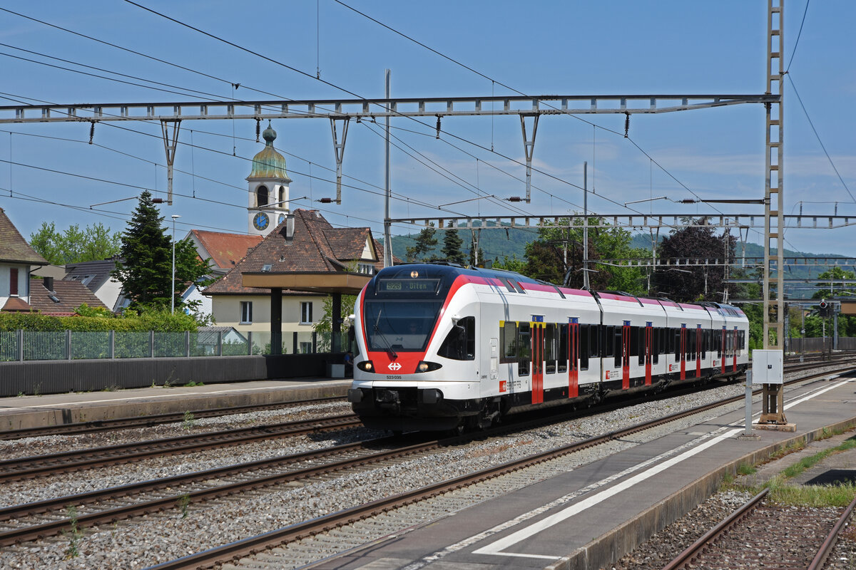 RABe 523 035, auf der S26, durchfährt den Bahnhof Rupperswil. Die Aufnahme stammt vom 12.05.2022.
