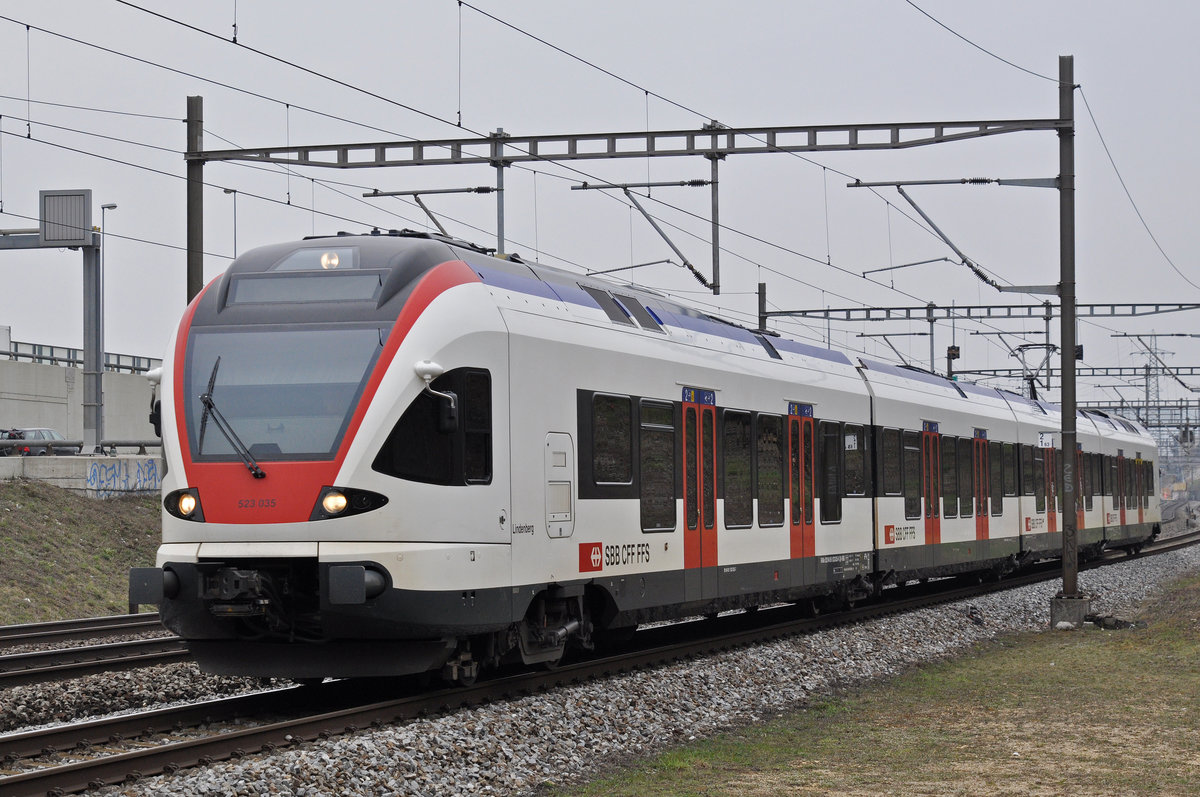 RABe 523 035, auf der S3, fährt Richtung Bahnhof SBB. Die Aufnahme stammt vom 26.03.2018.