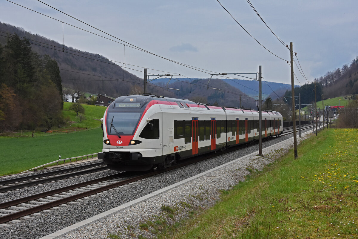 RABe 523 035, auf der S3, fährt Richtung Bahnhof Gelterkinden. Die Aufnahme stammt vom 19.04.2021.