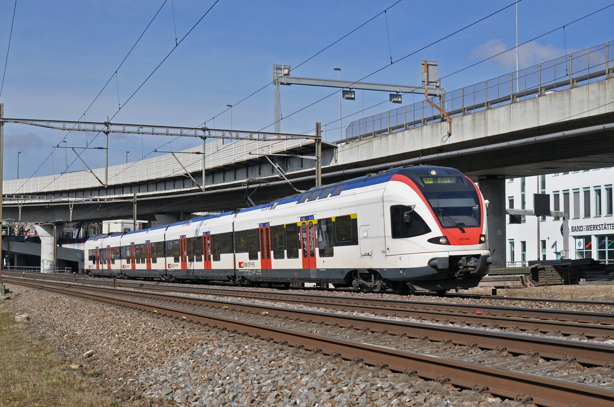 RABe 523 036, auf der S1, fährt Richtung Bahnhof Muttenz. Die Aufnahme stammt vom 05.03.2018.