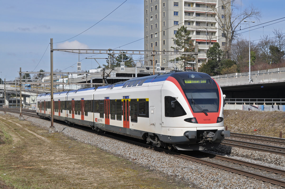 RABe 523 036, auf der S1, fährt Richtung Bahnhof SBB. Die Aufnahme stammt vom 17.03.2018.