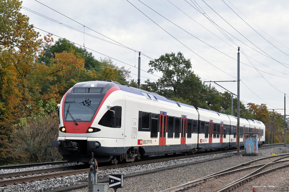 RABe 523 036, auf der S1, fährt zum Bahnhof Kaiseraugst. Die Aufnahme stammt vom 24.10.2016.
