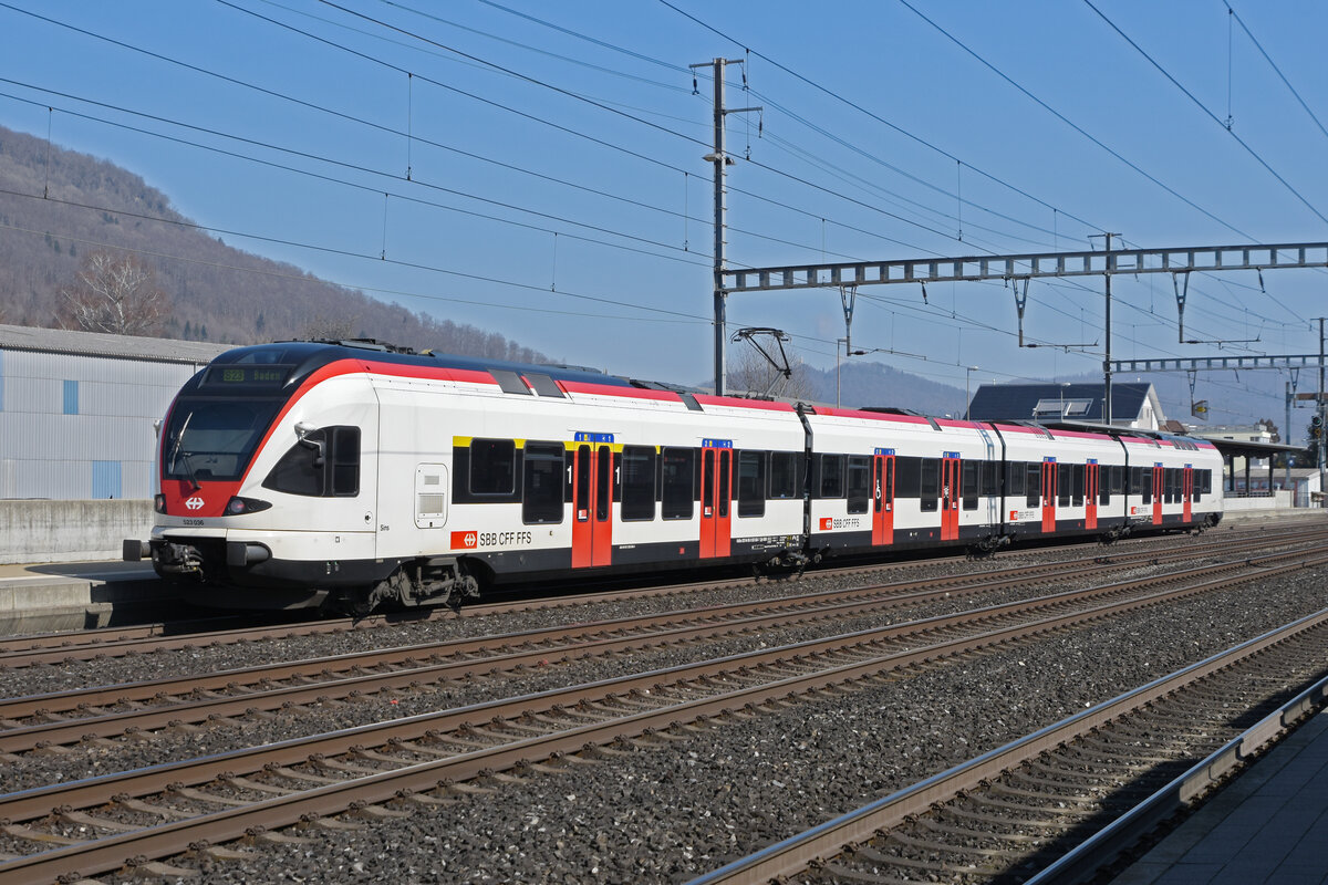 RABe 523 036, auf der S23, fährt beim Bahnhof Rothrist ein. Die Aufnahme stammt vom 10.03.2022.