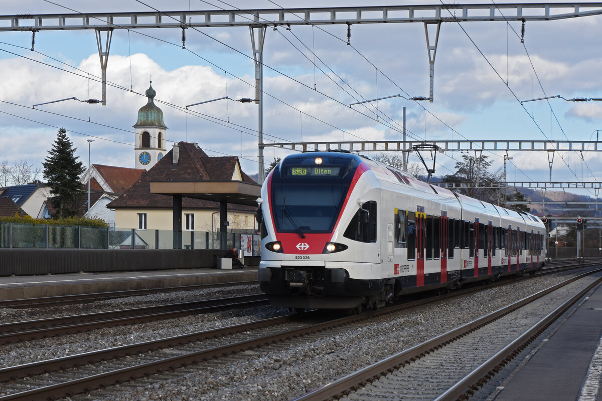 RABe 523 036, auf der S26, durchfährt den Bahnhof Rupperswil. Die Aufnahme stammt vom 07.02.2022.