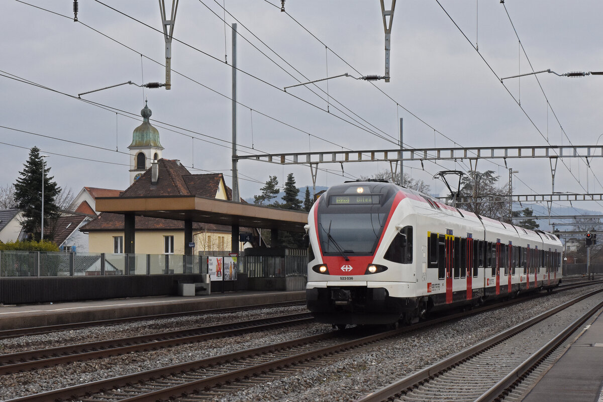 RABe 523 036, auf der S26, durchfährt den Bahnhof Rupperswil. Die Aufnahme stammt vom 04.02.2022.