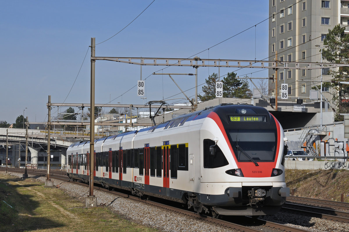 RABe 523 036, auf der S3, fährt Richtung Bahnhof Muttenz. Die Aufnahme stammt vom 25.01.2018.