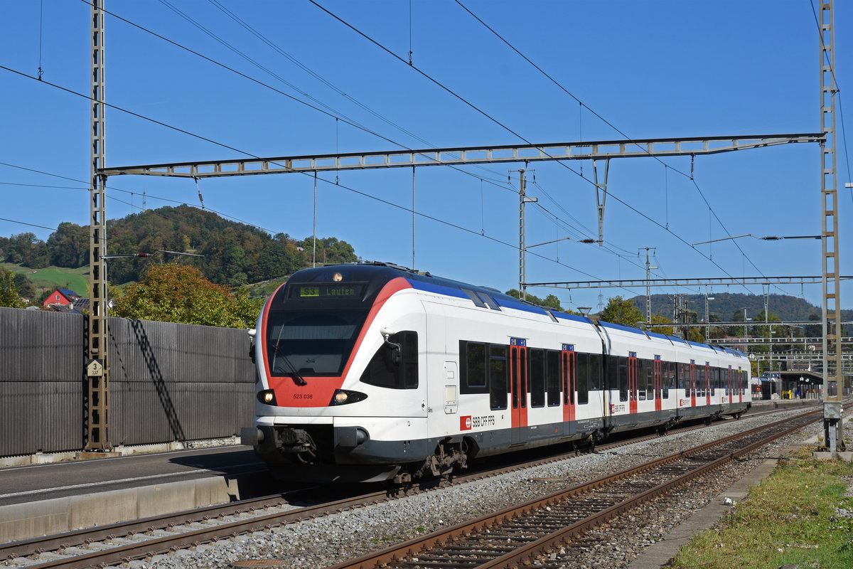 RABe 523 036, auf der S3, verlässt den Bahnhof Gelterkinden. Die Aufnahme stammt vom 04.10.2018.