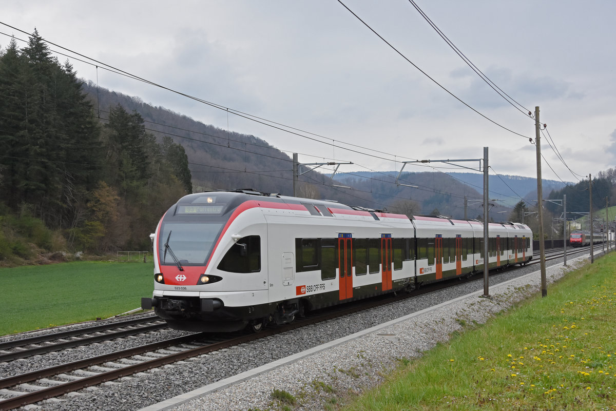 RABe 523 036, auf der S3, fährt Richtung Bahnhof Gelterkinden. Die Aufnahme stammt vom 19.04.2021.