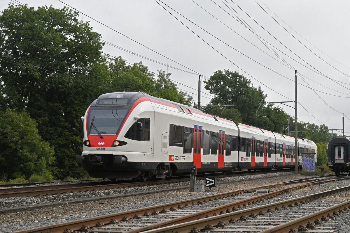 RABe 523 037, auf der S1, fährt am 10.09.2025 Richtung Bahnhof Kaiseraugst.