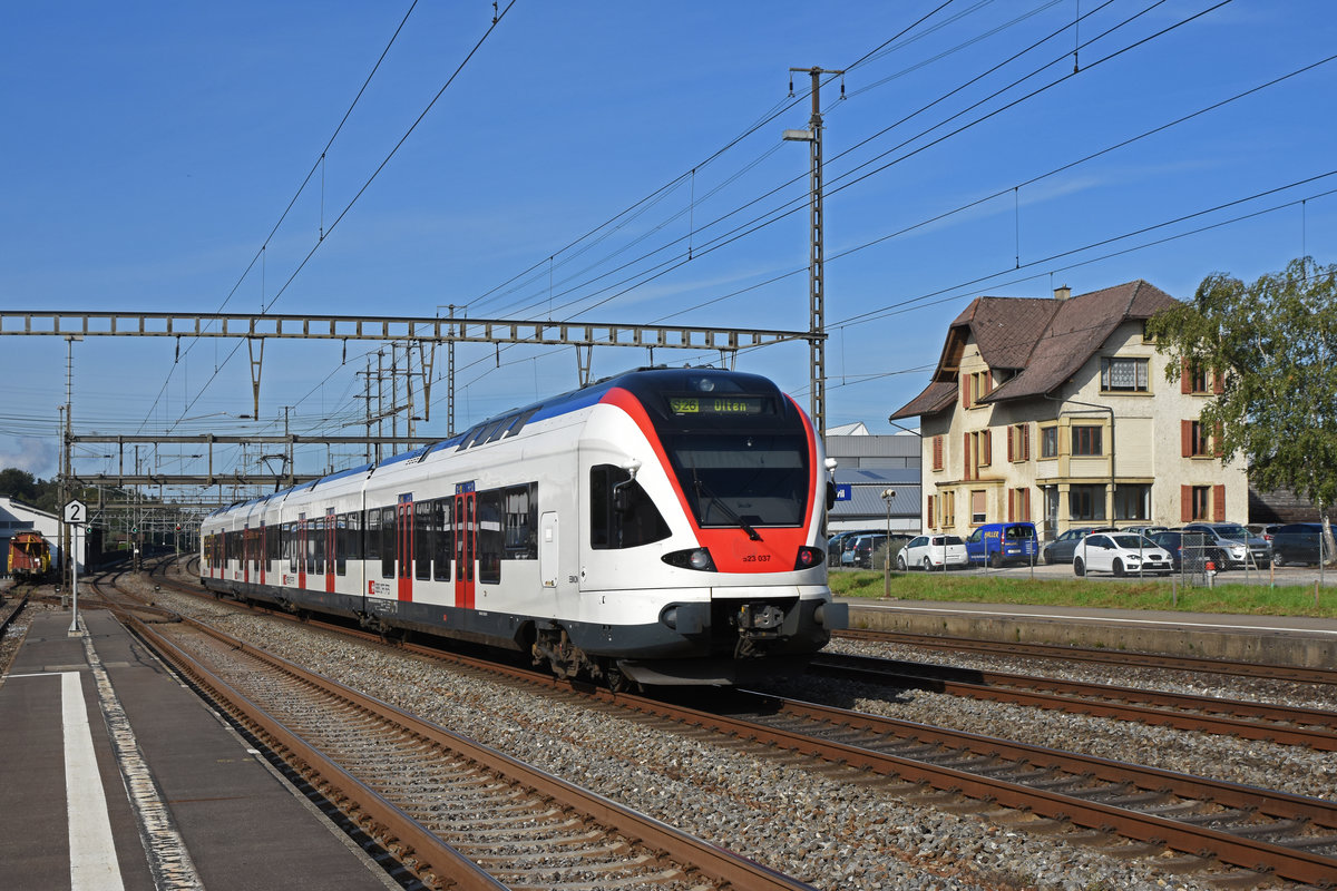 RABe 523 037, auf der S26, durchfährt den Bahnhof Rupperswil. Die Aufnahme stammt vom 10.09.2019.