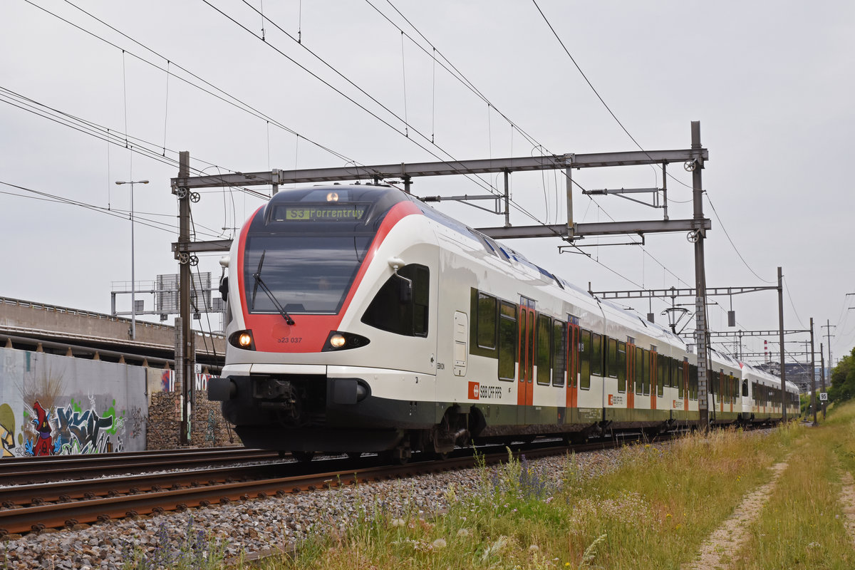 RABe 523 037, auf der S3, fährt Richtung Bahnhof SBB. Die Aufnahme stammt vom 14.06.2019.
