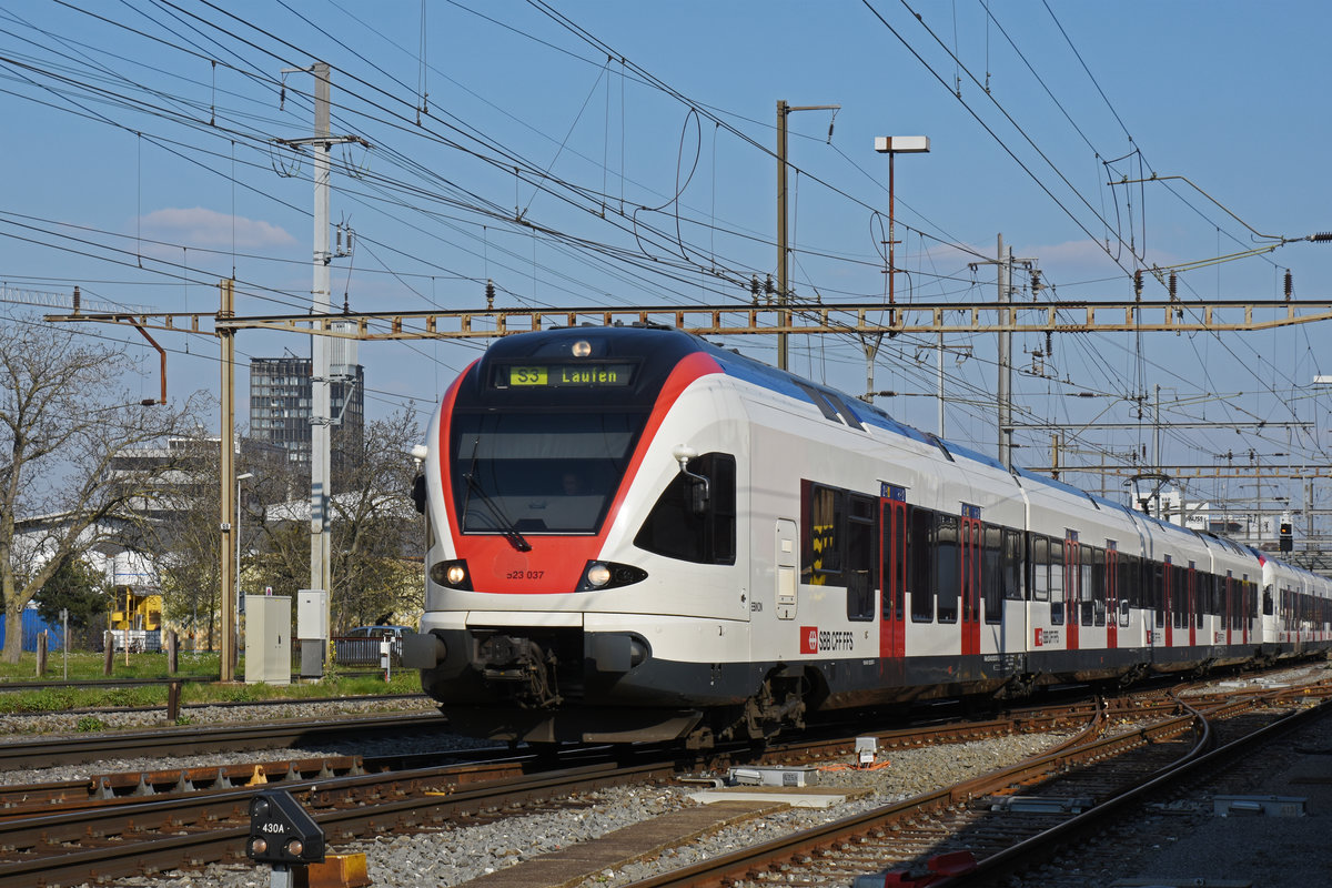 RABe 523 037, auf der S3, verlässt den Bahnhof Pratteln. Die Aufnahme stammt vom 25.03.2020.
