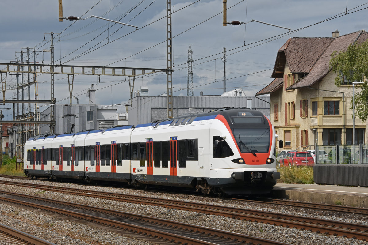 RABe 523 038, auf der S23, fährt beim Bahnhof Rupperswil ein. Die Aufnahme stammt vom 31.07.2019.