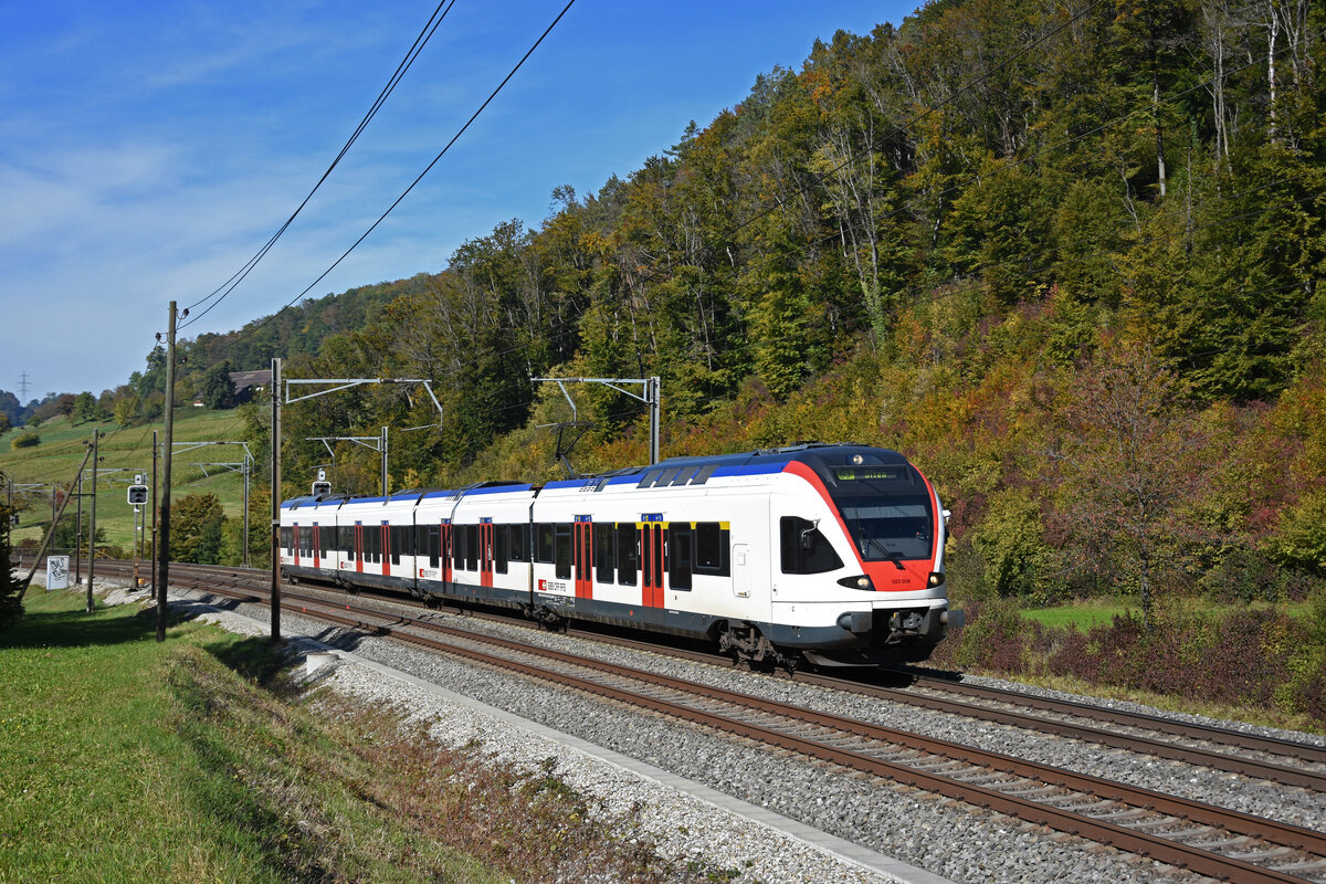 RABe 523 038, auf der S3, fährt Richtung Bahnhof Tecknau. Die Aufnahme stammt vom 18.10.2021.