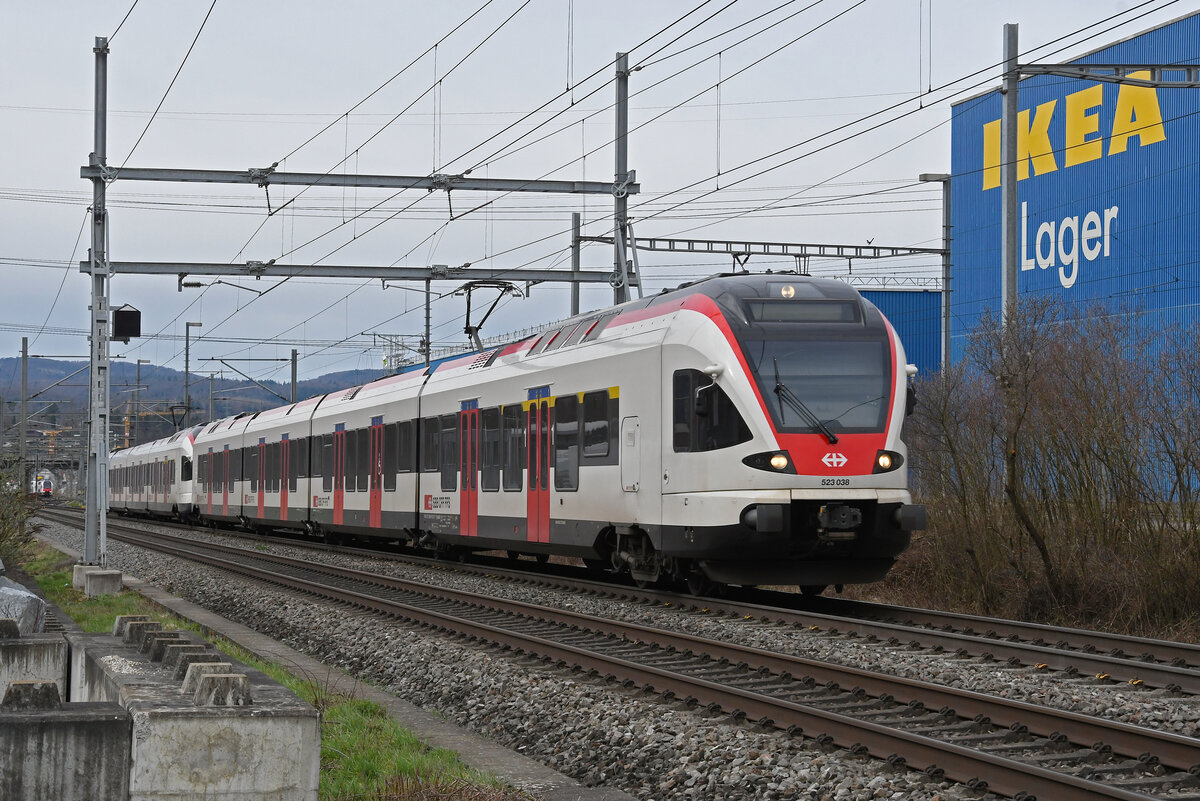 RABe 523 038, auf der S3, fährt am 26.02.2024 Richtung Station Itingen.