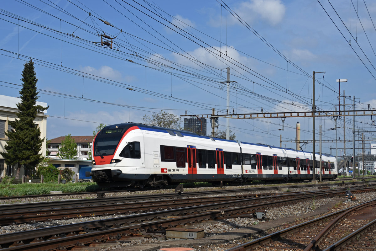 RABe 523 039, auf der S1, verlässt den Bahnhof Pratteln. Die Aufnahme stammt vom 25.04.2018.