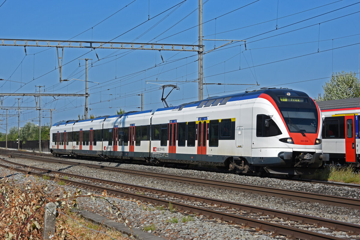 RABe 523 039, auf der S1, fährt am 16.08.2022 beim Bahnhof Rheinfelden ein.