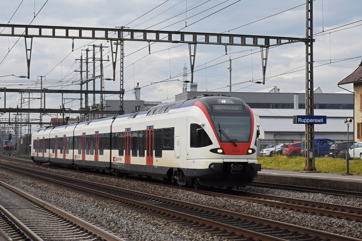 RABe 523 039, auf der S26, durchfährt den Bahnhof Rupperswil. Die Aufnahme stammt vom 17.01.2020.