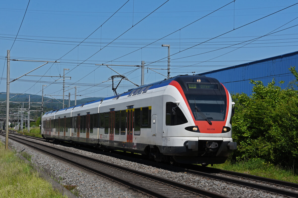 RABe 523 039, auf der S3, fährt Richtung Bahnhof Itingen. Die Aufnahme stammt vom 01.06.2021.