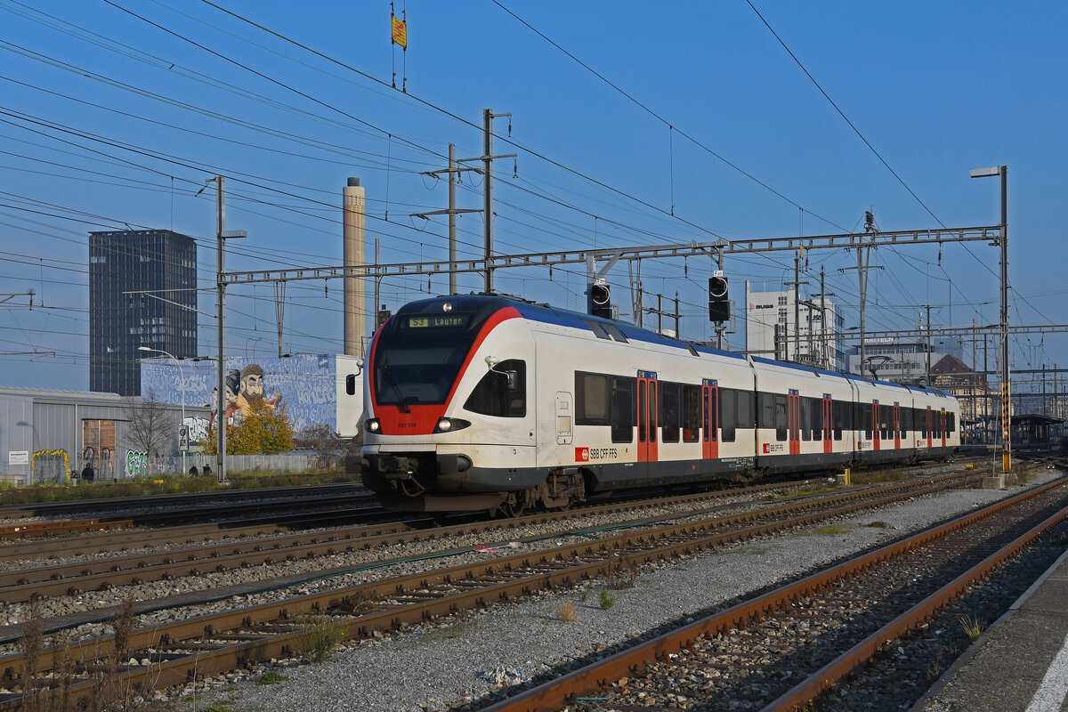 RABe 523 039, auf der S3, verlässt am 08.12.2022 den Bahnhof Pratteln.