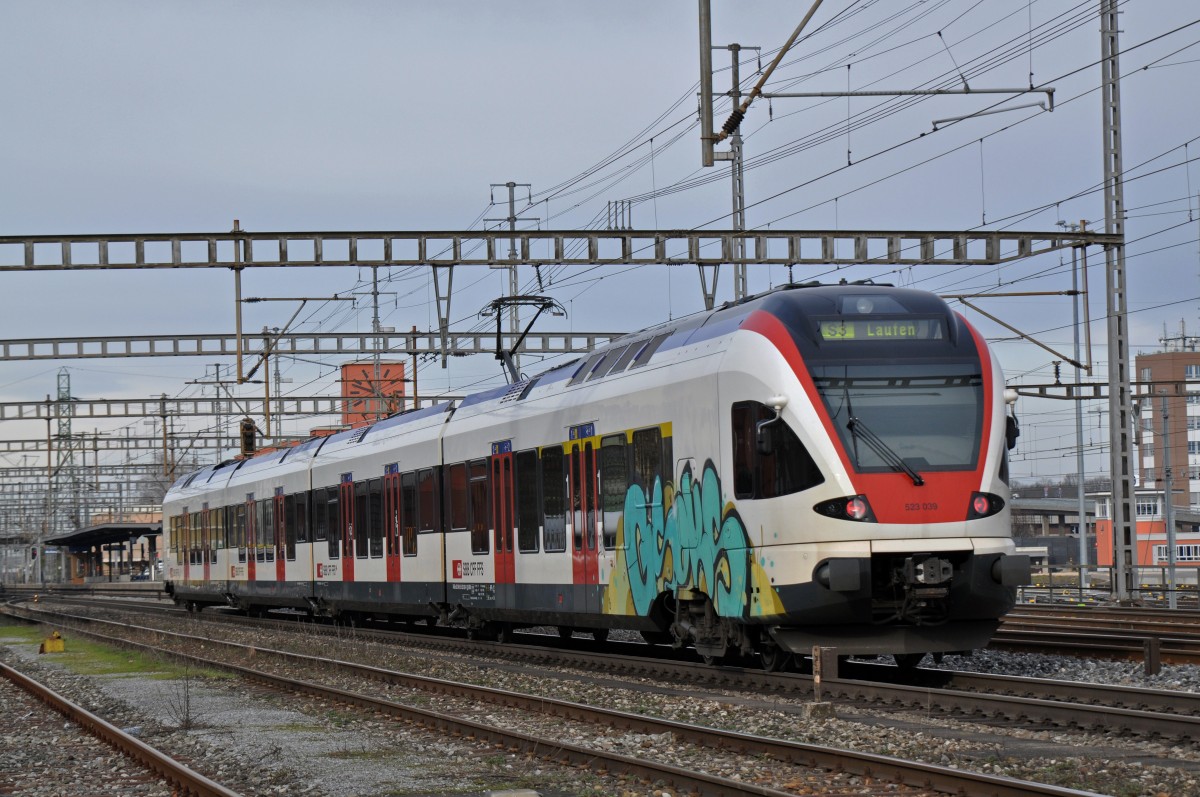 RABe 523 039 auf der S3 fährt beim Bahnhof Muttenz ein. Die Aufnahme stammt vom 31.01.2015.