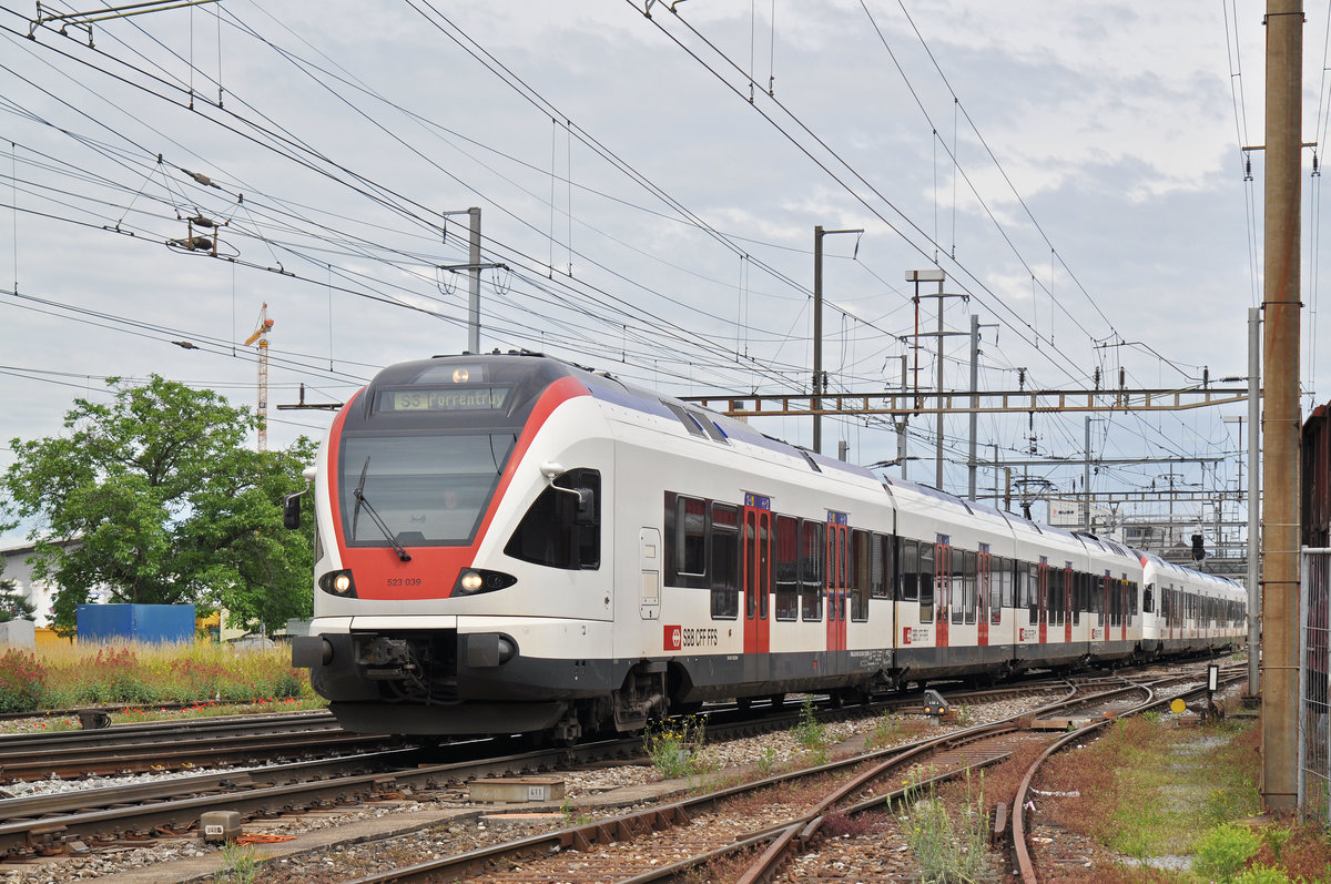 RABe 523 039, auf der S3 verlässt den Bahnhof Pratteln. Das abzweigende Gleis führt auf eine Strasse und in ein Industriegebiet, von wo aus auch diese Aufnahme am 16.06.2016 entstand.