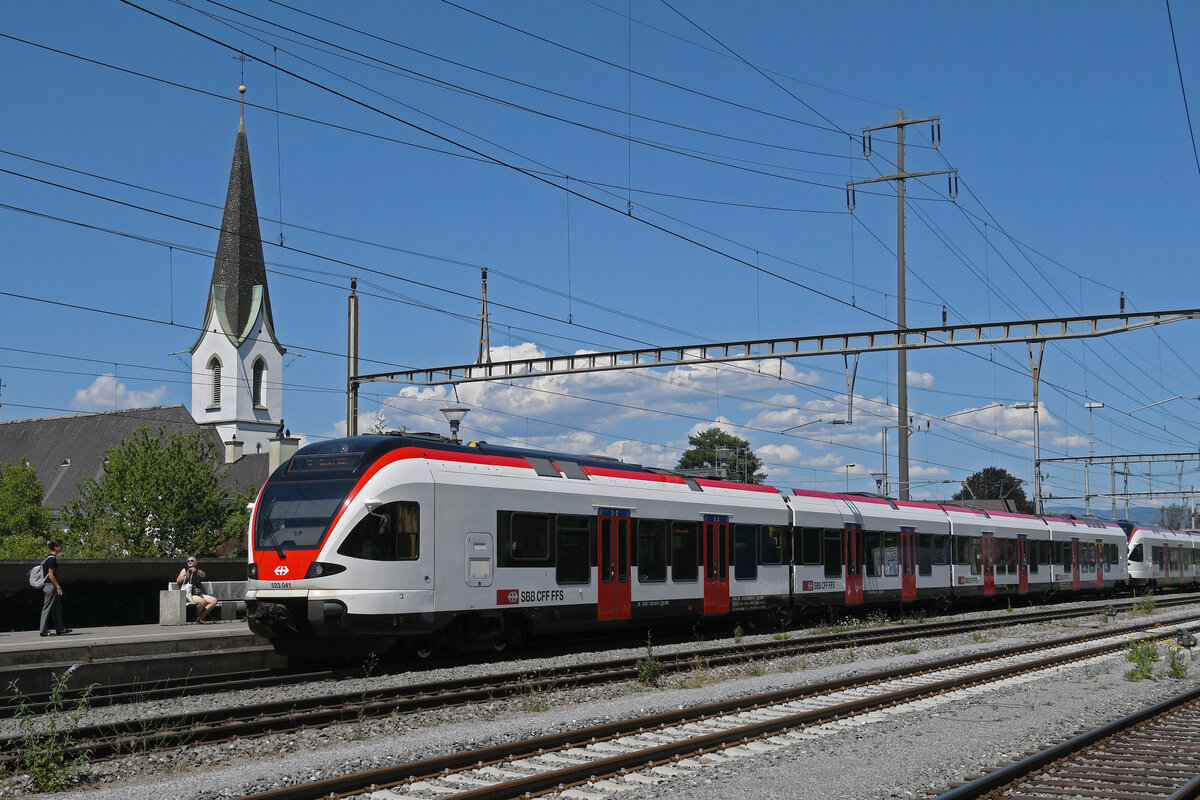 RABe 523 041, auf der S1, f�hrt am 10.07.2026 beim Bahnhof Kaiseraugst ein.
