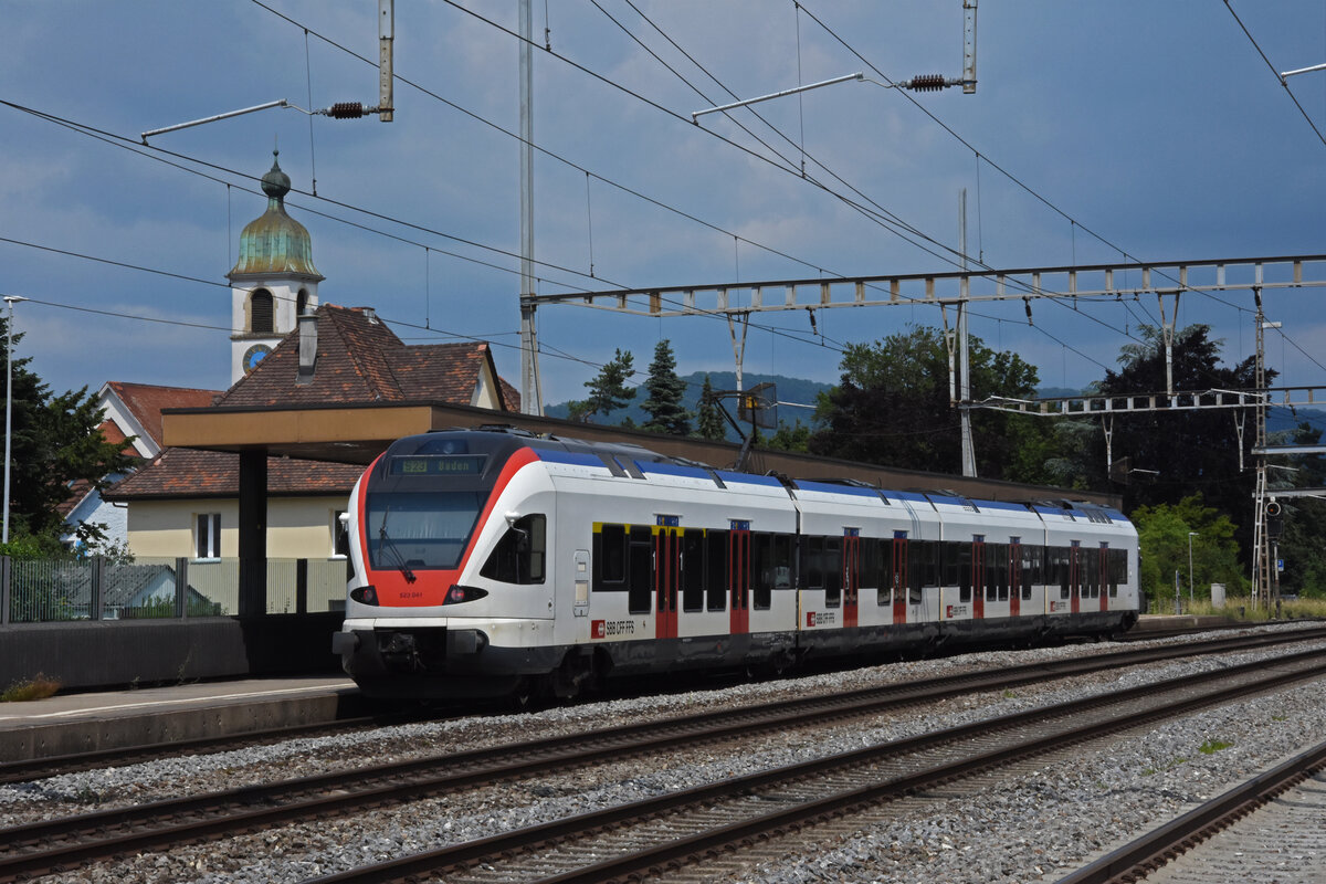 RABe 523 041, auf der S23, wartet beim Bahnhof Rupperswil. Die Aufnahme stammt vom 17.07.2021.