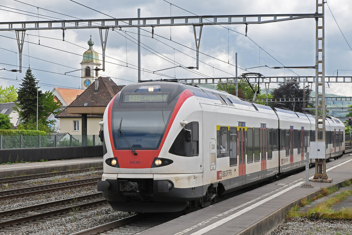 RABe 523 041, auf der S23, verlässt am 12.05.2023 den Bahnhof Rupperswil.