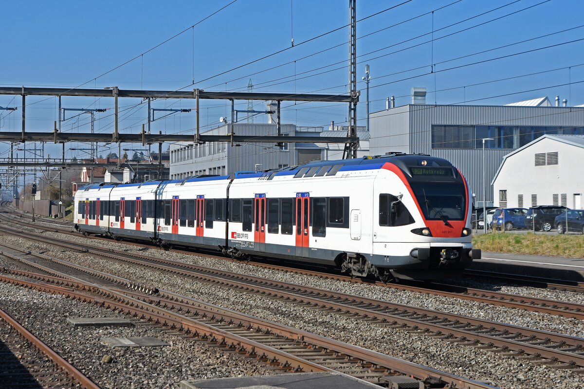 RABe 523 041, auf der S26, durchfährt den Bahnhof Rupperswil. Die Aufnahme stammt vom 10.03.2022.